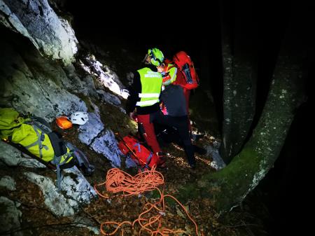 Reševanje ponesrečenega po zdrsu v Jurjevcu pod Podi, 19. november 2020. (Foto Janez Kosirnik)